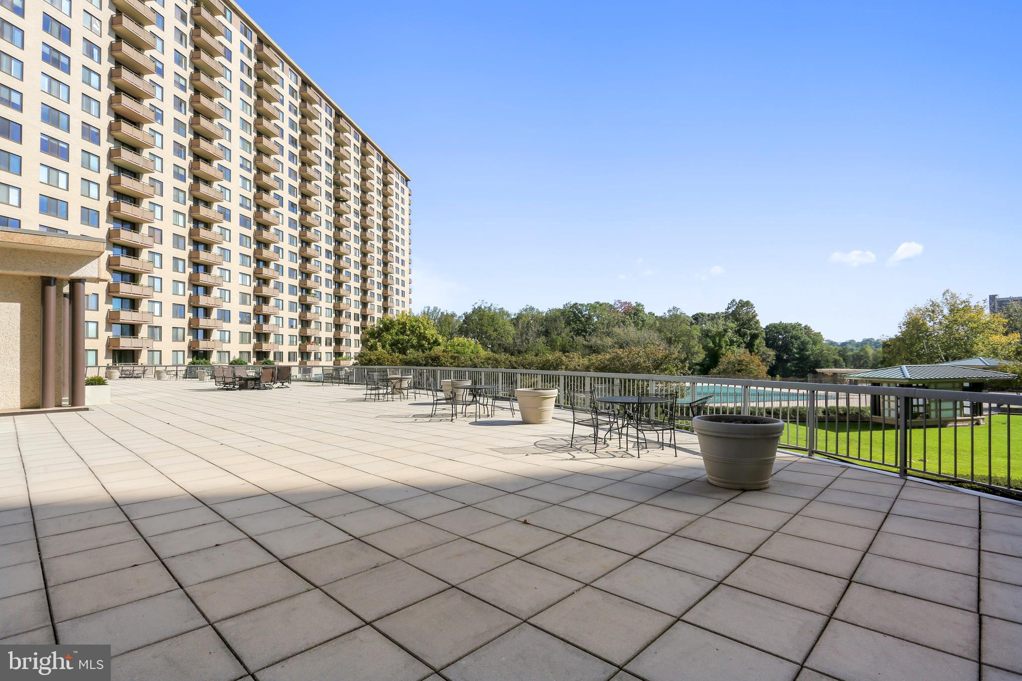 PROMENADE TOWERS - Residential