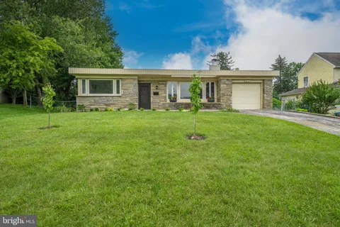 721 Hedgerow Drive, Broomall, PA MLS: PADE2090698