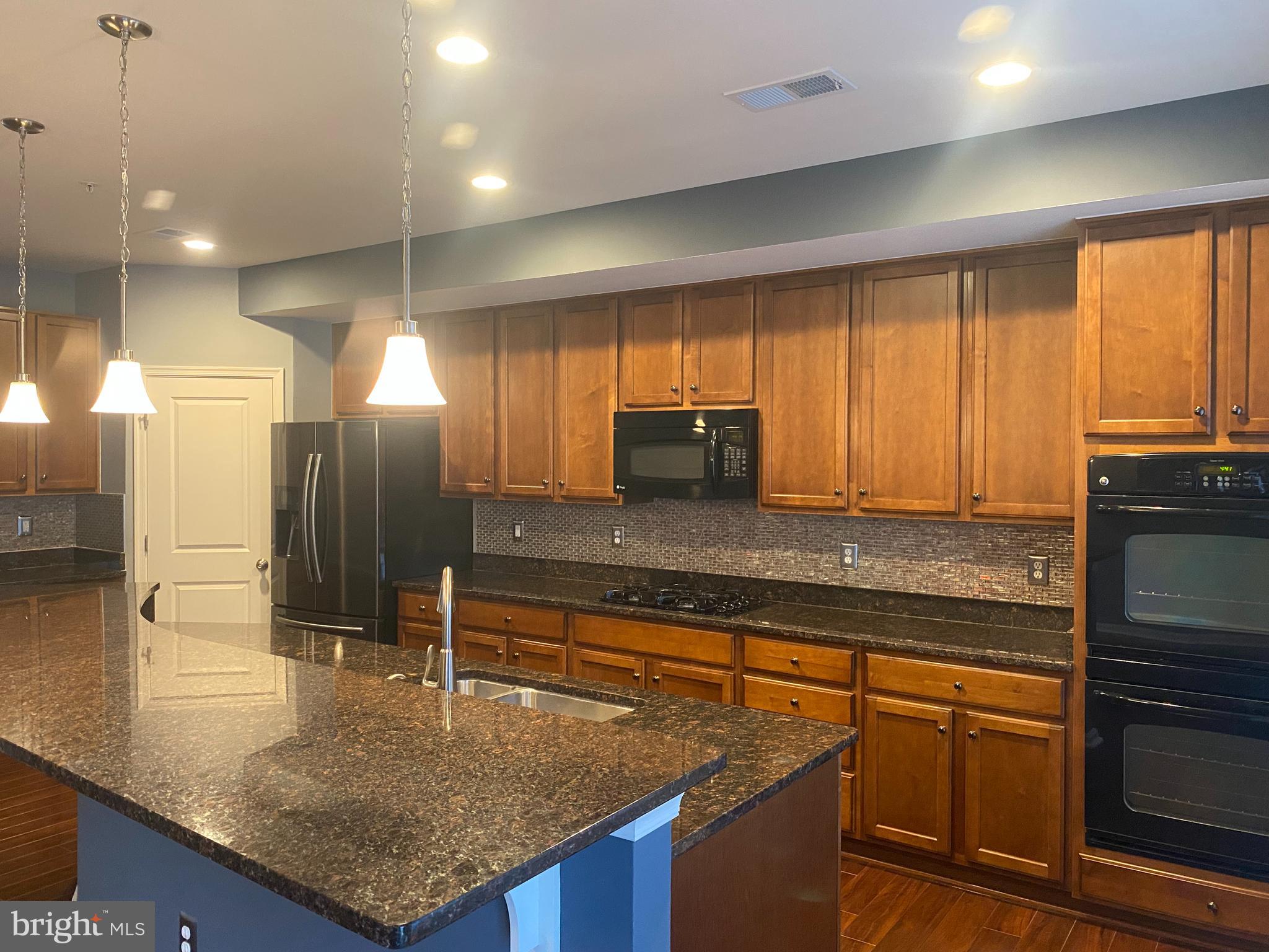 MADISON CRESCENT CONDOMINIUM - Residential Lease