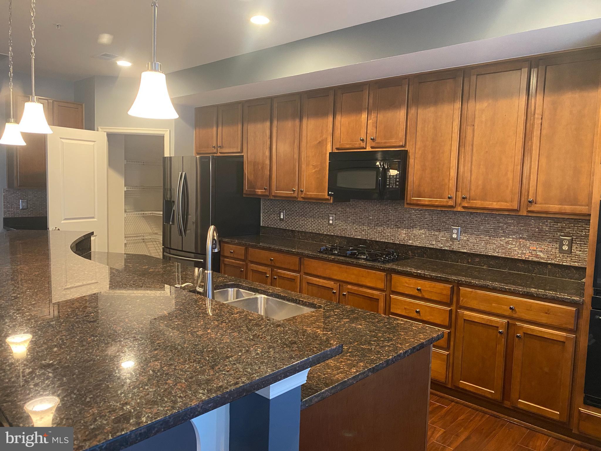 MADISON CRESCENT CONDOMINIUM - Residential Lease