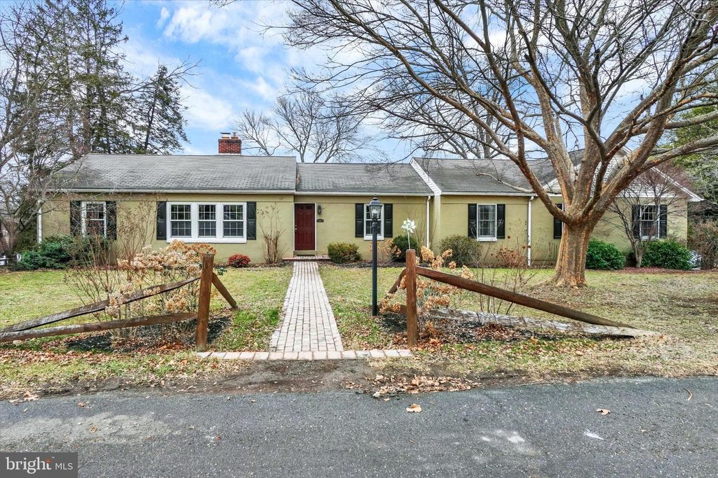 Photo of 22 Ridgeway Drive, YORK, PA 17404 (MLS # PAYK2095236)