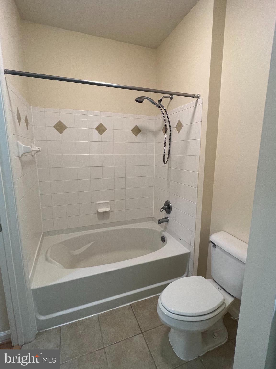 THE COLONNADE AT KENTLANDS - Residential Lease