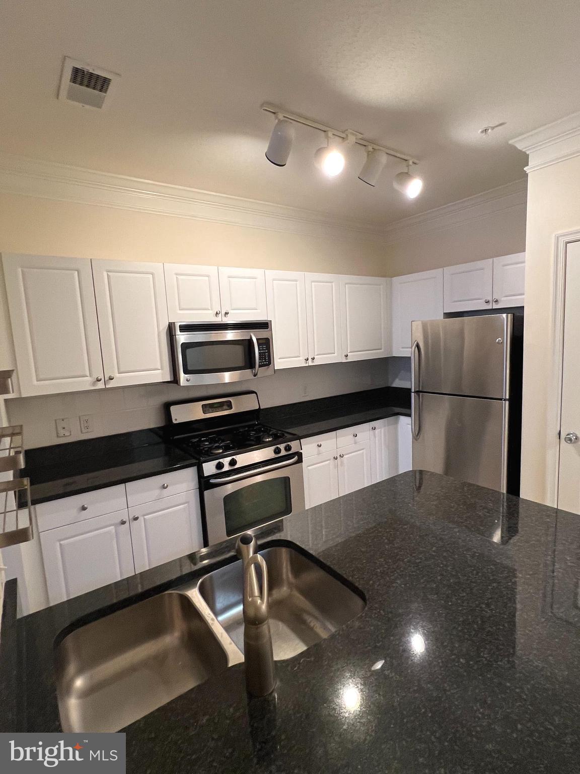 THE COLONNADE AT KENTLANDS - Residential Lease