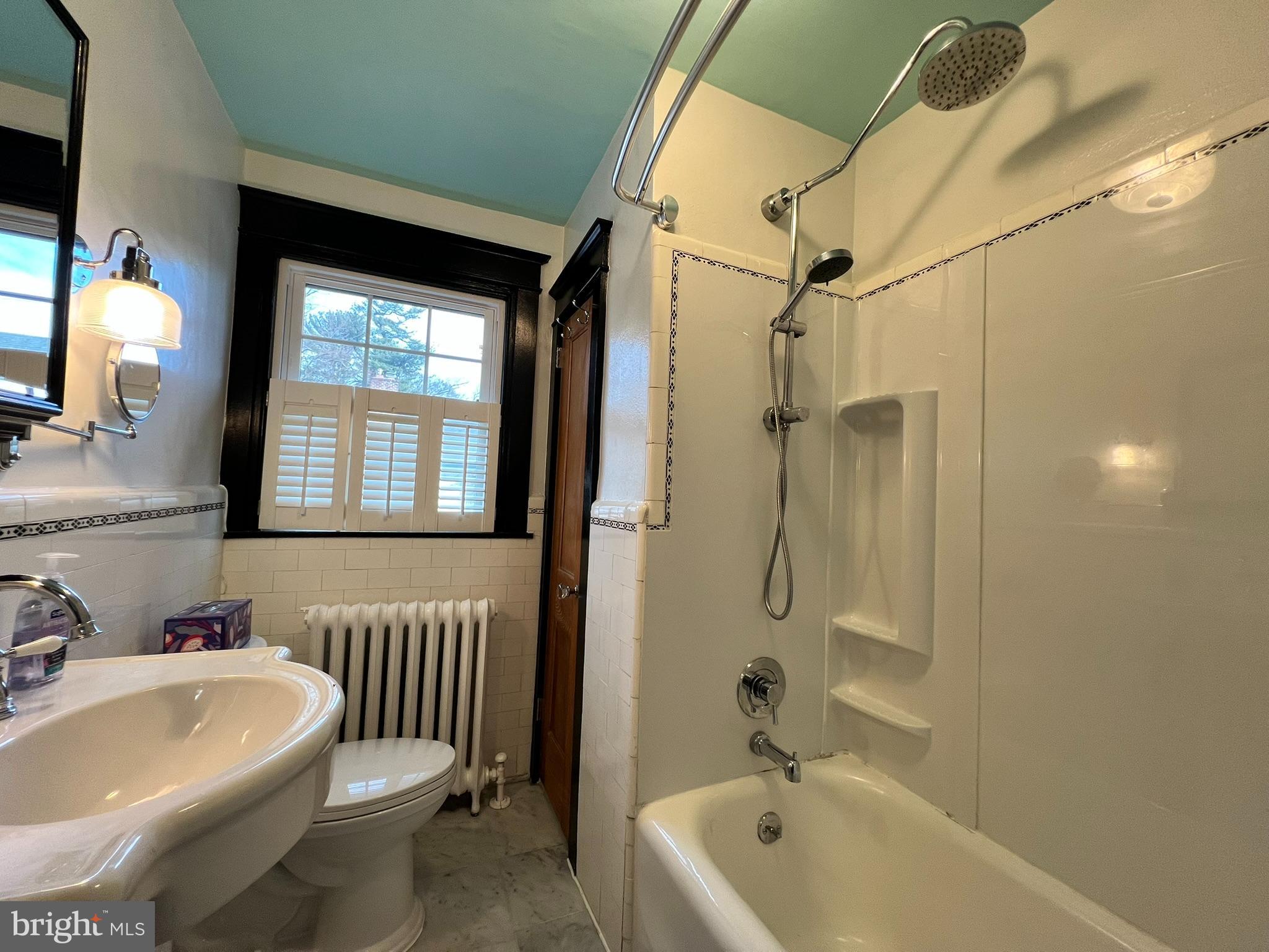 GLADSTONE MANOR - Residential