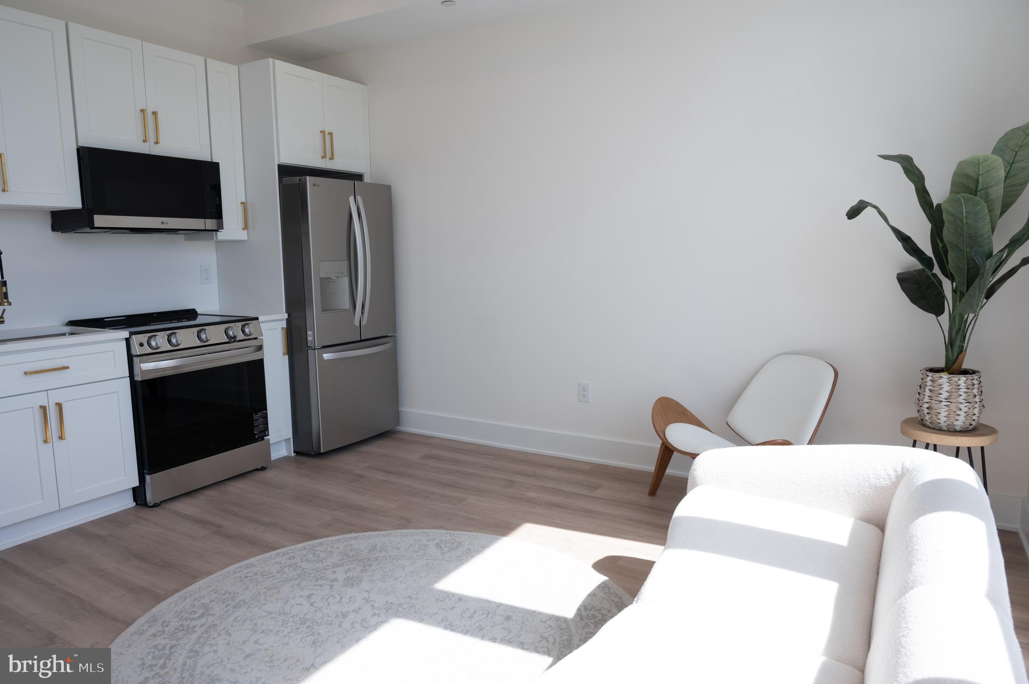2105 M STREET NE 11