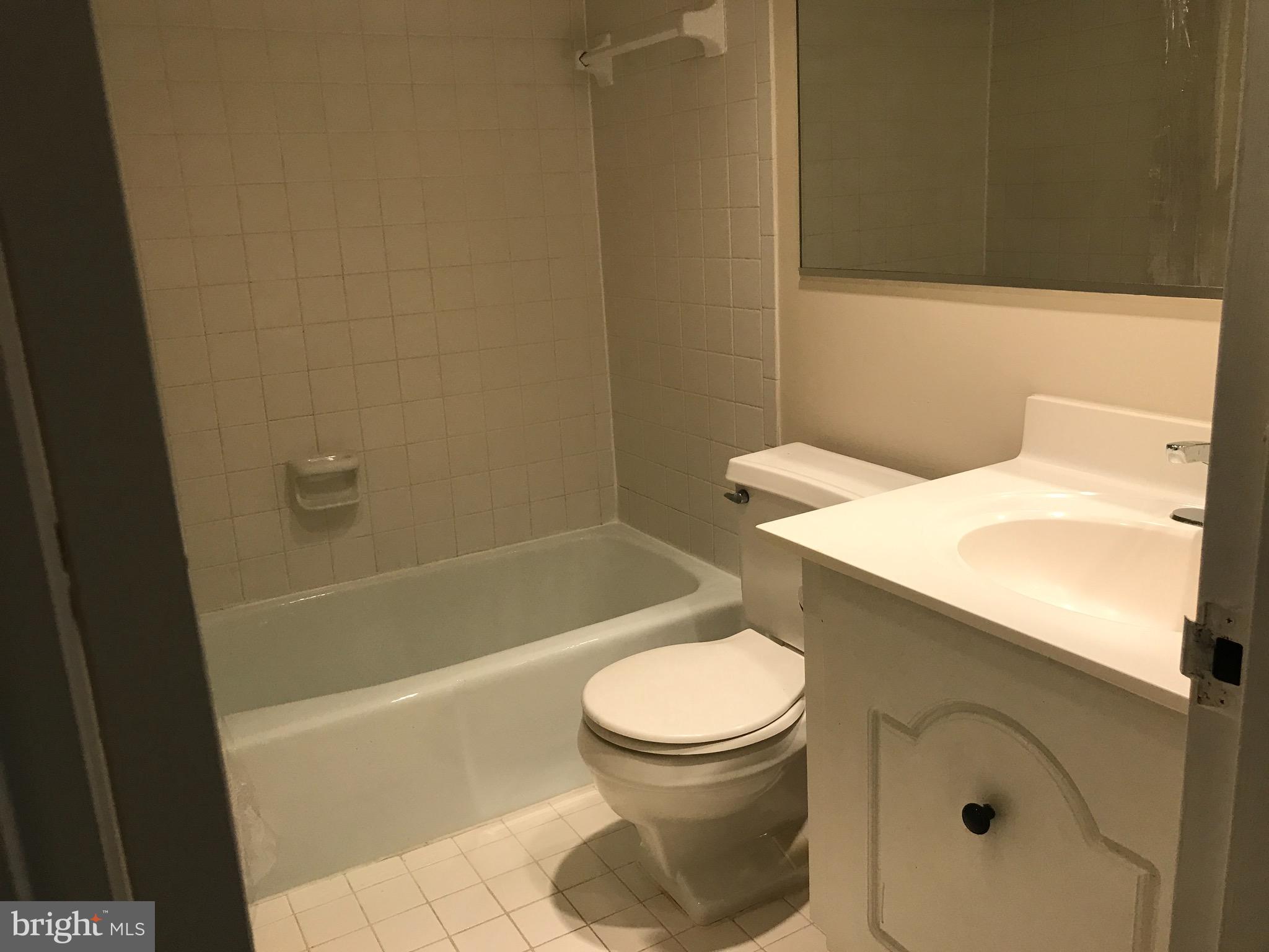 CENTER COURT - Residential Lease