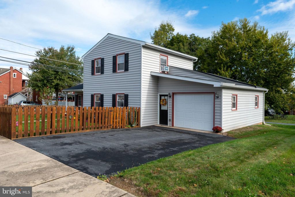 Photo of 11 E Sunset Avenue, EPHRATA, PA 17522 (MLS # PALA2078536)