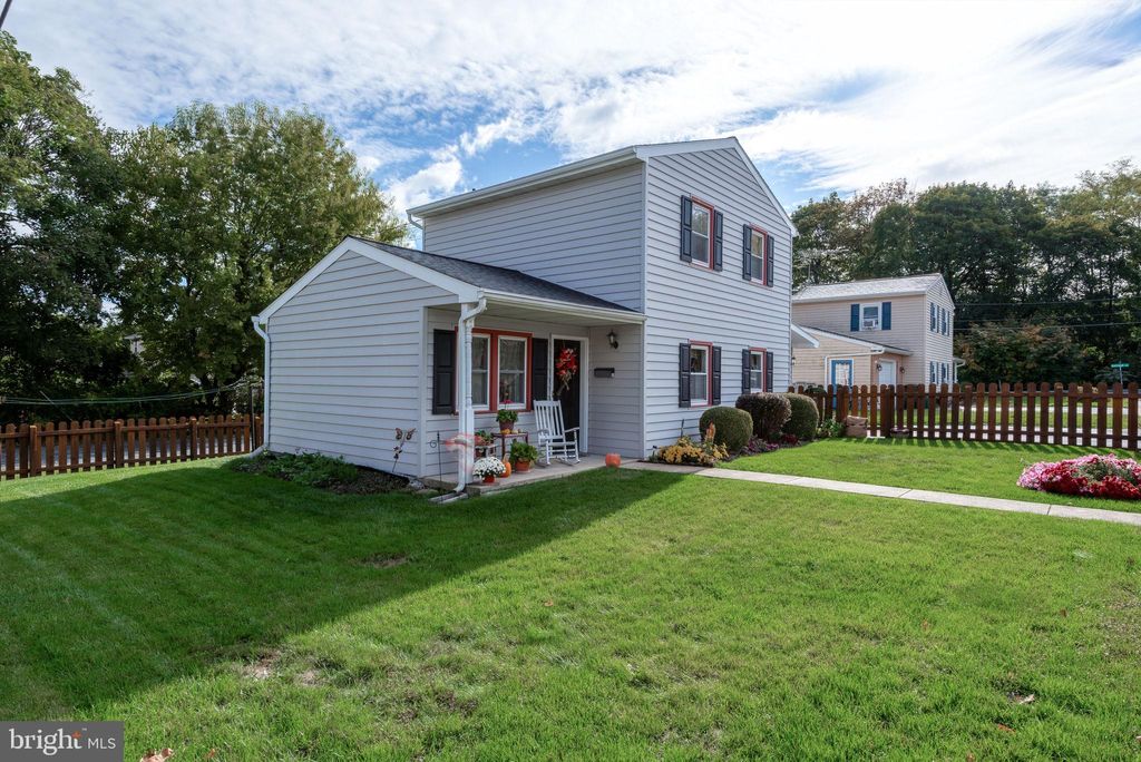 Photo of 11 E Sunset Avenue, EPHRATA, PA 17522 (MLS # PALA2078536)