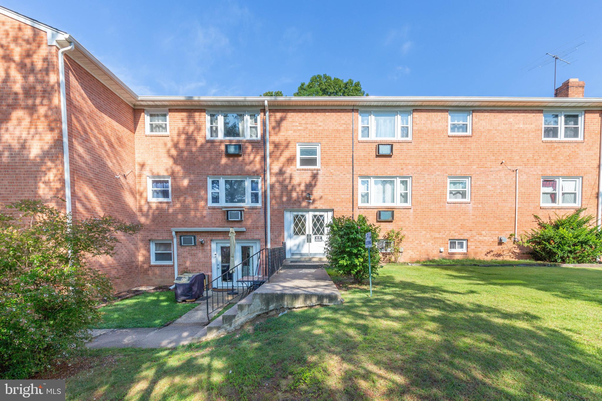 Renovated, top floor, 2 Bedroom Unit available for immediate occupancy. Updated flooring, kitchen & bathroom. Only minutes to 95 makes commuting to Quantico, DC, Arlington, & Alexandria a breeze! Less than 8 minutes to the shops, restaurants, & entertainment Potomac Mills has to offer. 1 Reserved parking spot available, water & gas is included in rent, tenant responsible only for electric. Laundry on-site. Call to tour today!