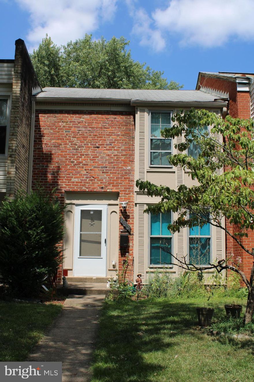 REDUCED, Beautiful 3 Level townhome minutes from Downtown Leesburg, Stainless steel appliances with beautiful granite countertops.  Quality hardwood floors throughout.  Freshly painted one yr ago, Updated deck and patio.  Newer sliding door.  Spacious yard with newer fence. fully finished basement with a full bath. Updated HVAC and Updated water heater.
Walking distance to a nice tot lot.