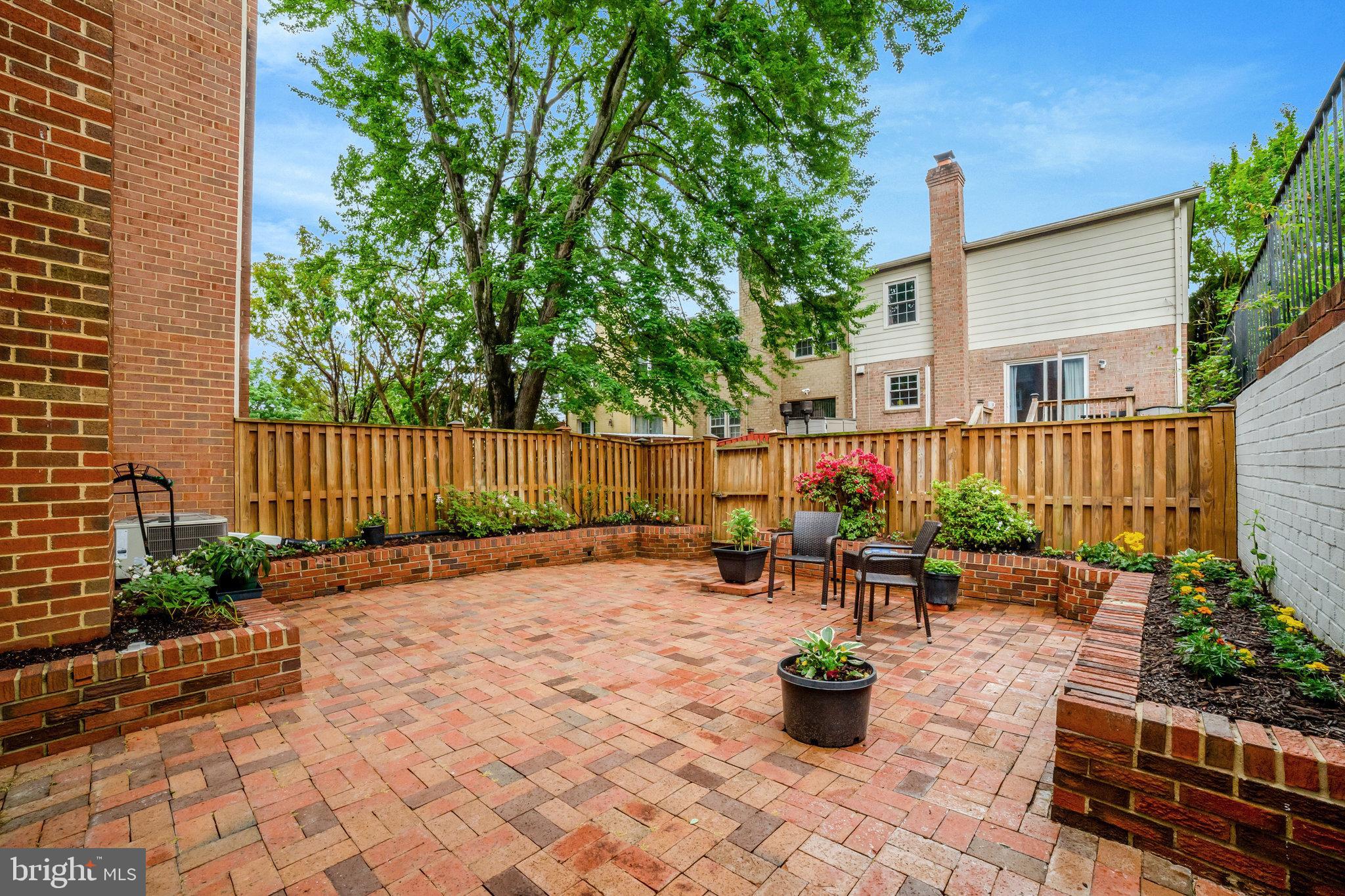 ROYAL COURT - Residential