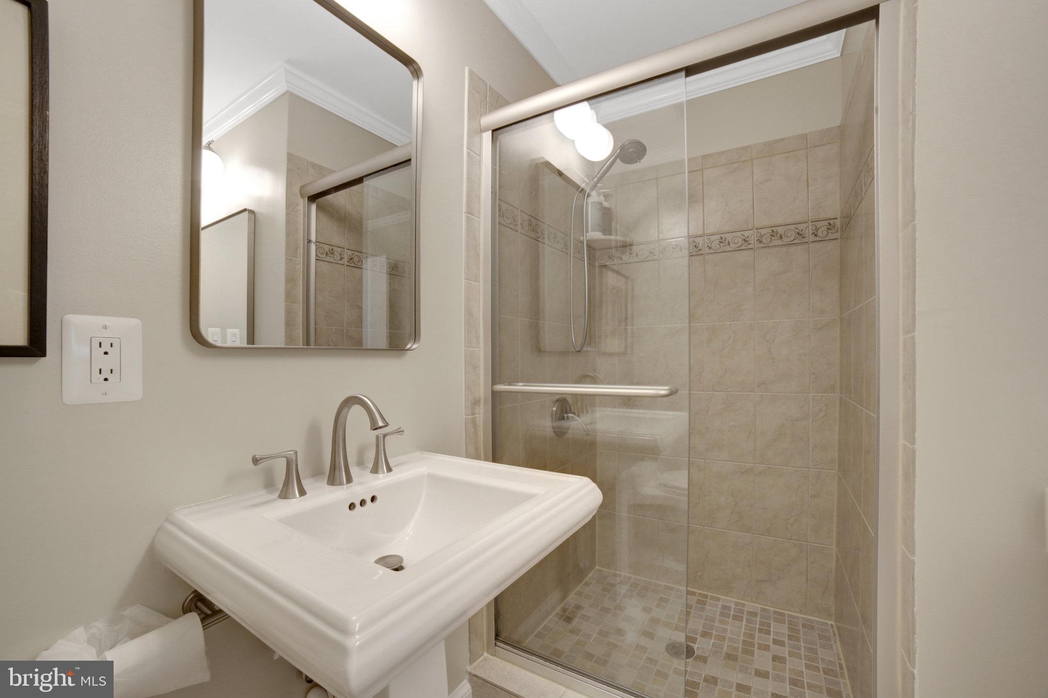 ROYAL COURT - Residential