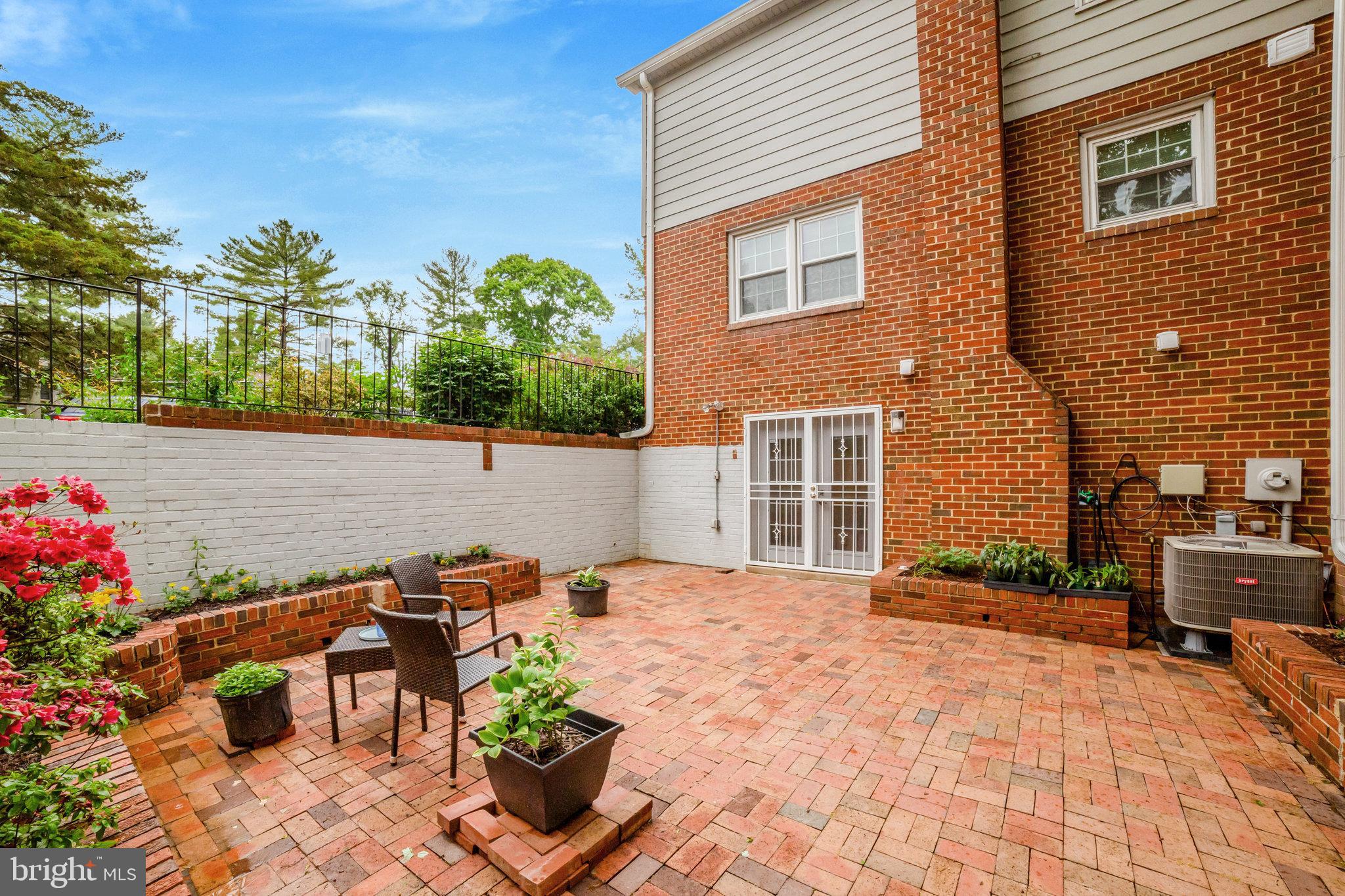 ROYAL COURT - Residential