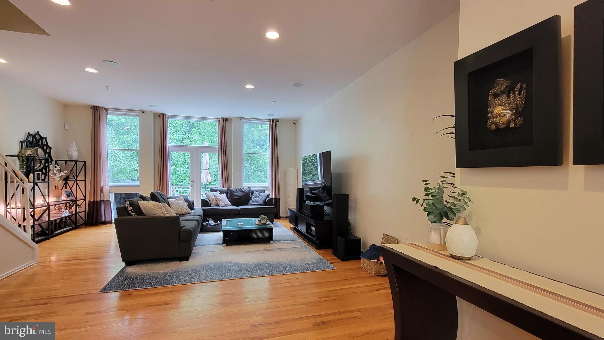 18 WEST - Residential Lease