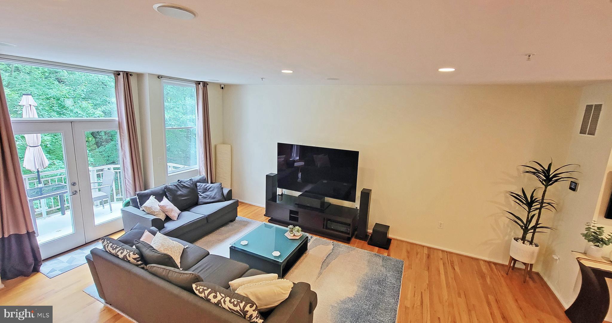 18 WEST - Residential Lease