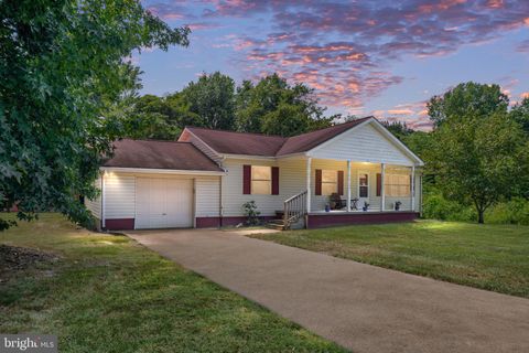 Homes For Sale - 100 Latane Drive<br/> COLONIAL BEACH, VA 22443