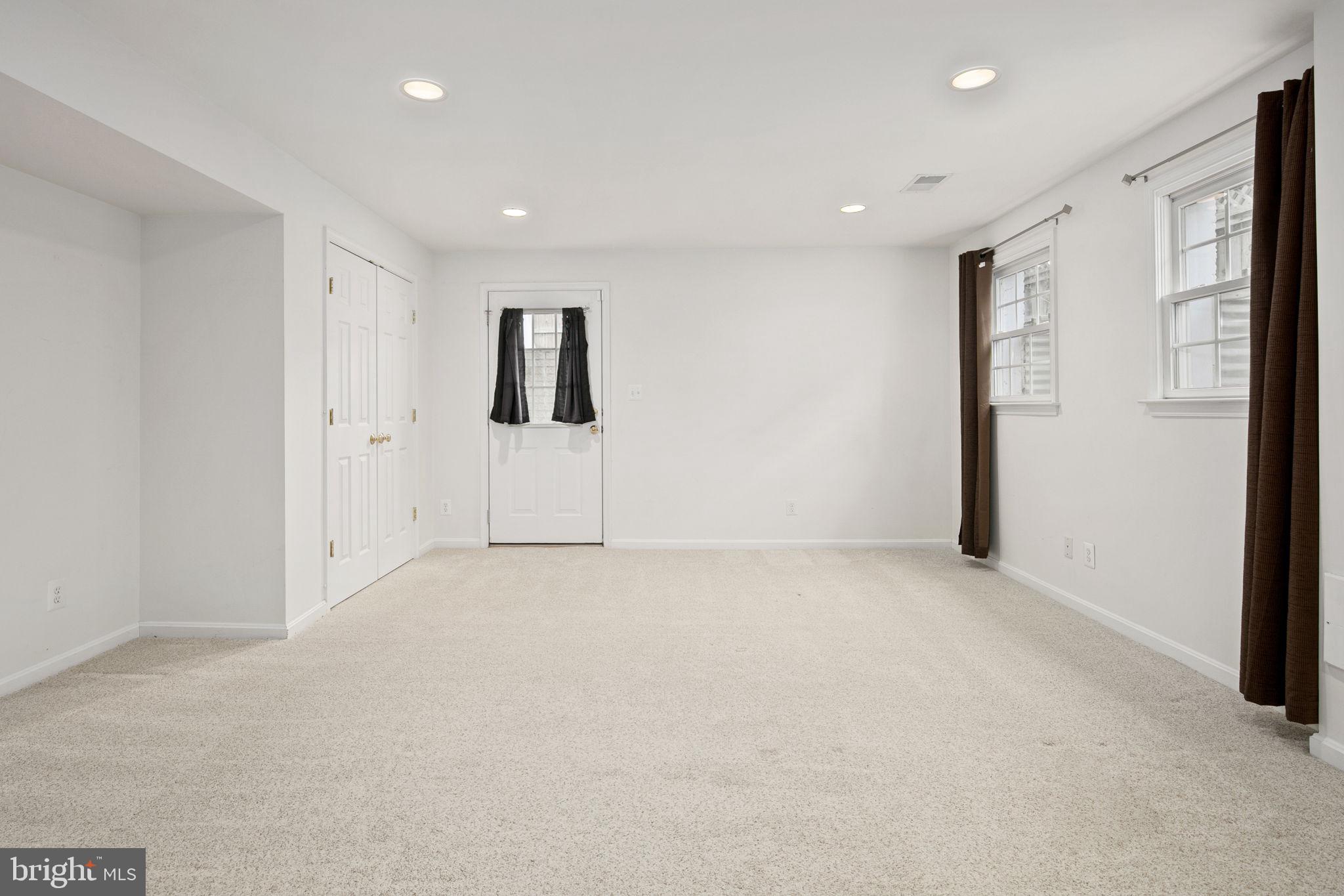 VIRGINIA SQUARE - Residential Lease