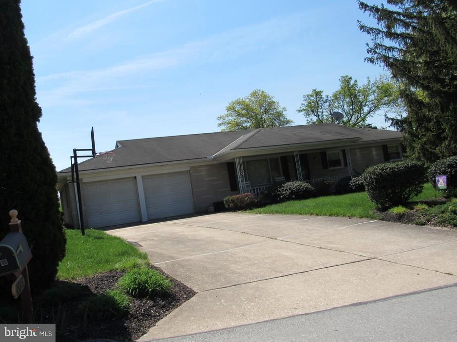 MANIFOLD MANOR - Residential