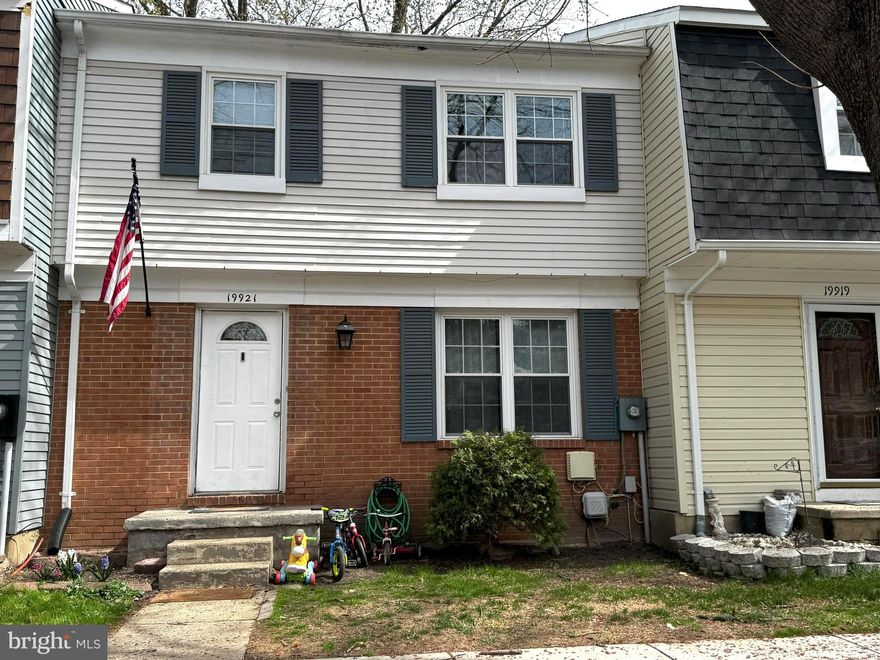 This well-maintained townhouse offers 3 bedrooms upstairs with cozy carpet flooring, including a spacious master bedroom with a walk-in closet. The main level features beautiful hardwood floors in the living and dining room, adding warmth and elegance. The finished basement includes an extra room perfect for an office or guest space, along with a full bathroom.
Located in a great neighborhood with easy access to main roads, shopping, schools, and recreational areas, this home is a fantastic opportunity.
Sold in as-is condition – don’t miss out on this versatile and move-in-ready property!