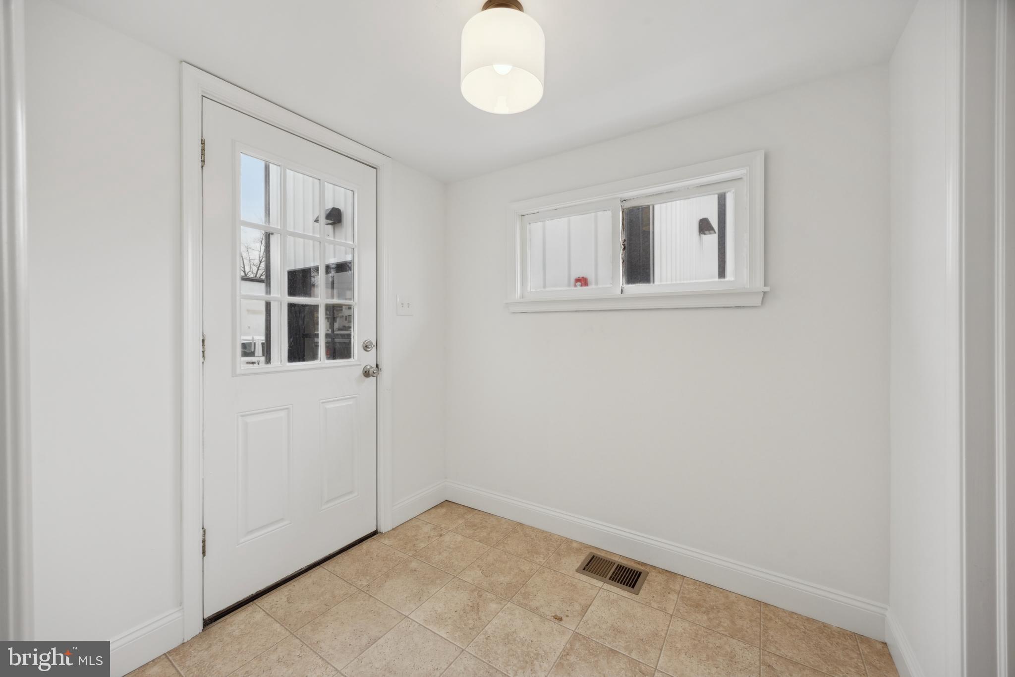 GLENSIDE - Commercial Lease