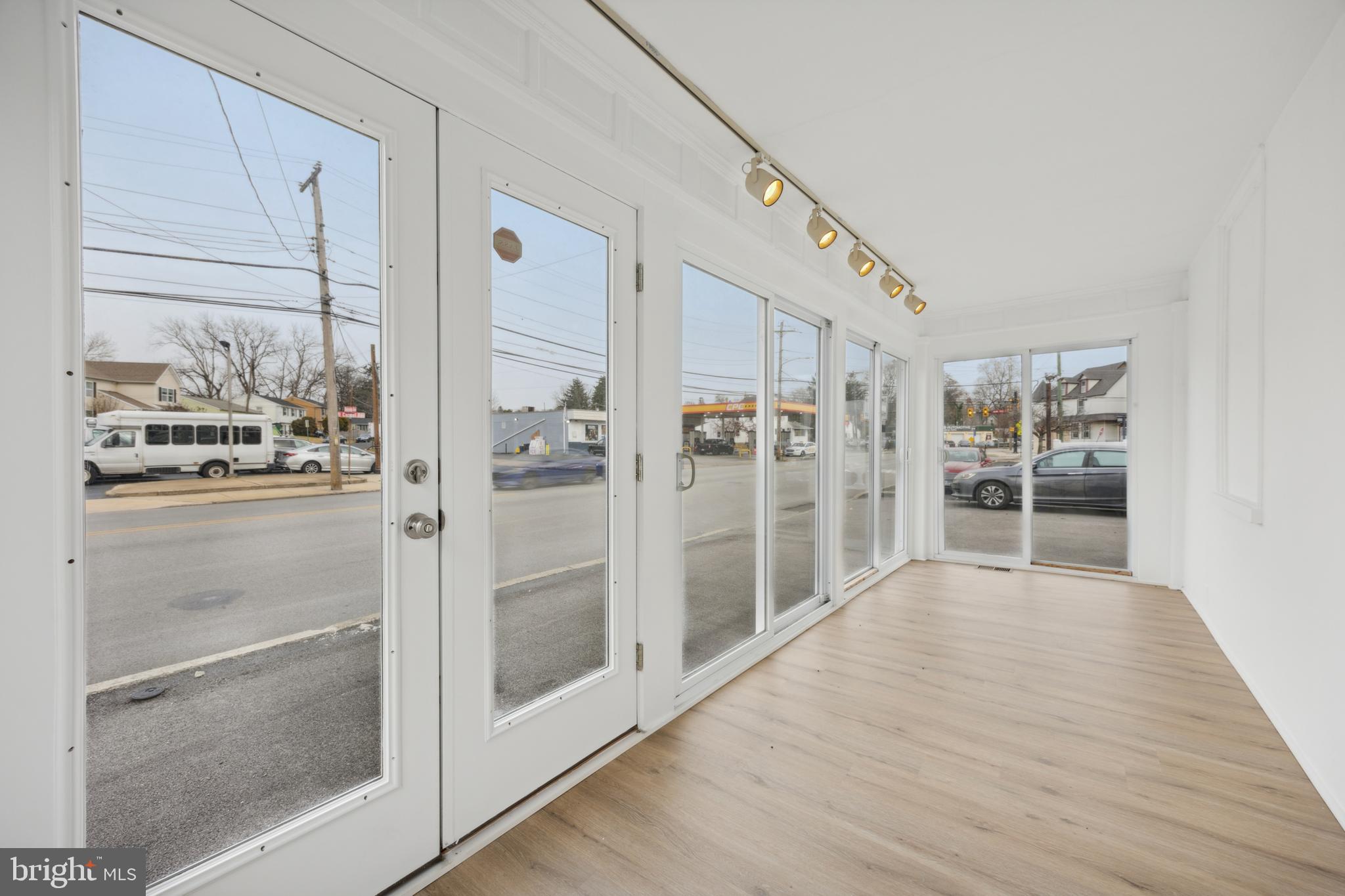 GLENSIDE - Commercial Lease