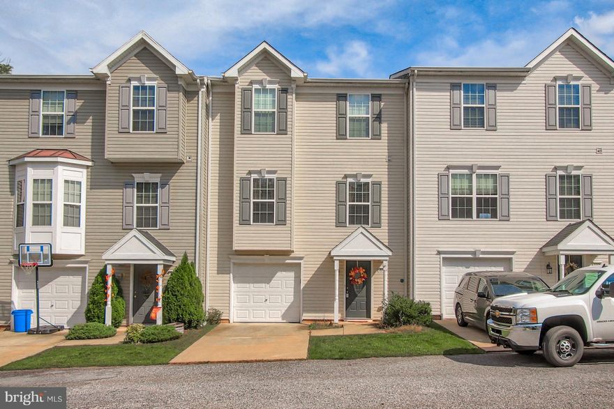 Move in ready 3 bedroom, 2.5 bathroom condo. Open floor plan with a spacious living room and lower level family room. Deck overlooks and open area, so no neighbors to the rear witMaster bedroom with vaulted ceilings, walk in closet and private bathroom.