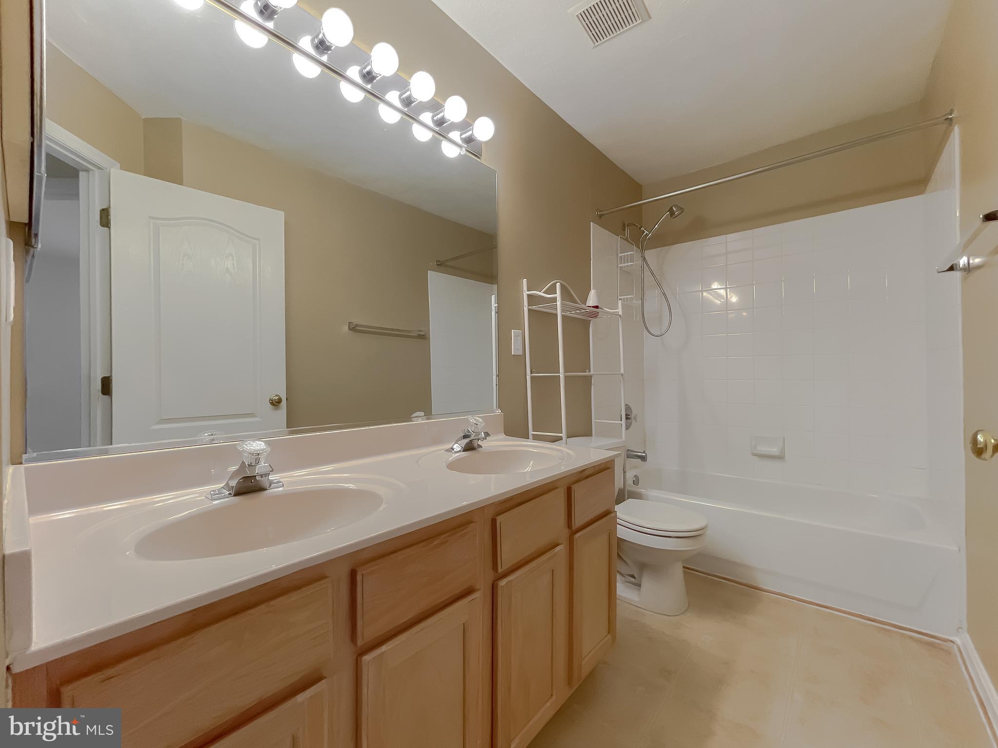 VILLAS ON WATERS EDGE - Residential