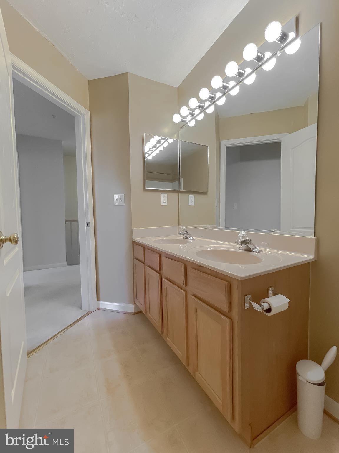 VILLAS ON WATERS EDGE - Residential