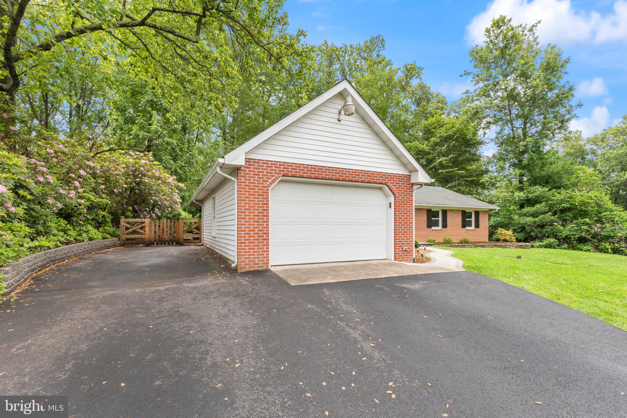 405 SASSAFRAS COURT