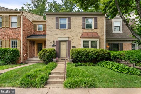 10334 HAMPSHIRE GREEN AVENUE FAIRFAX VA 22032