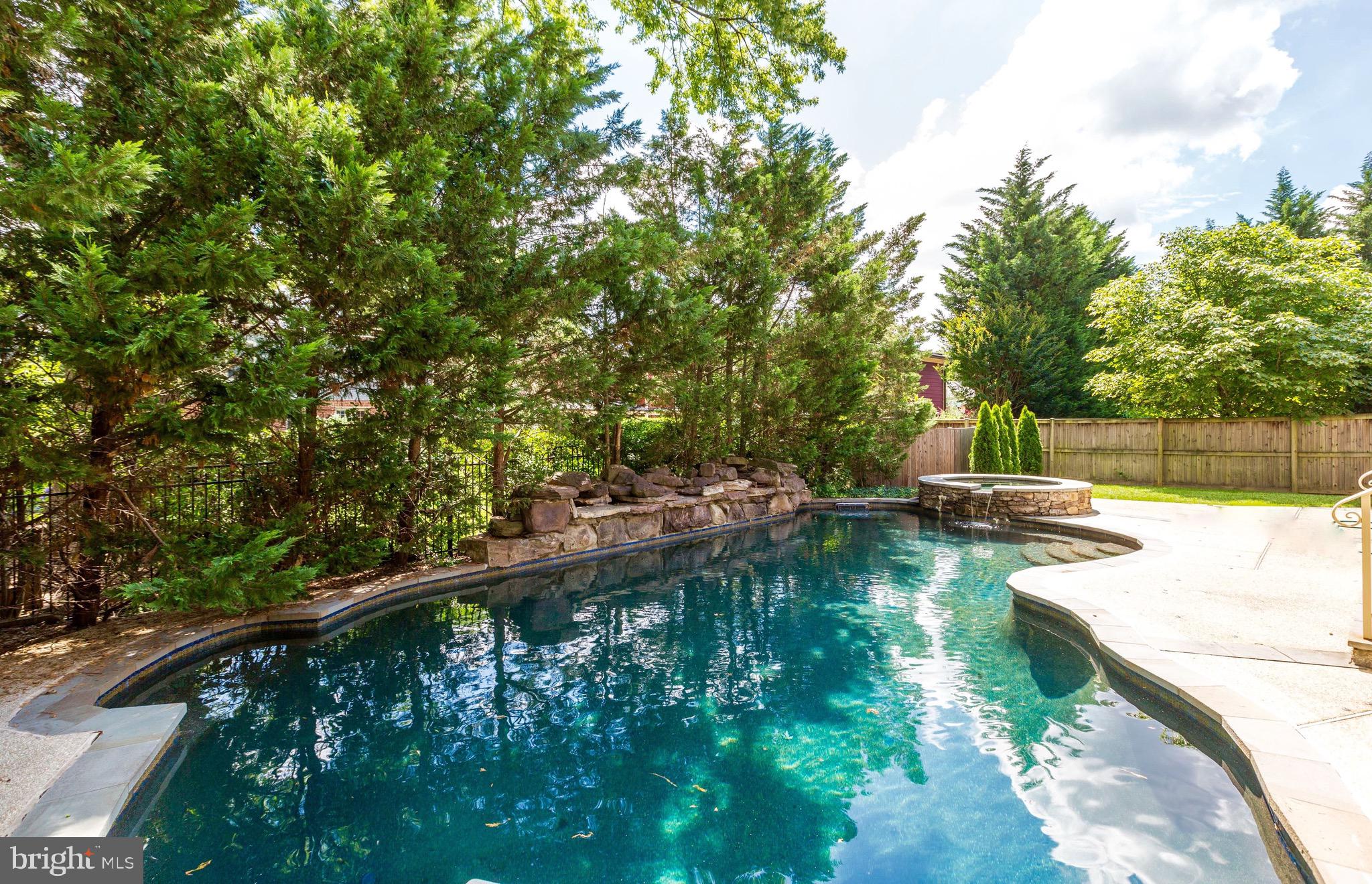 ENGLISH VILLAGE - Residential