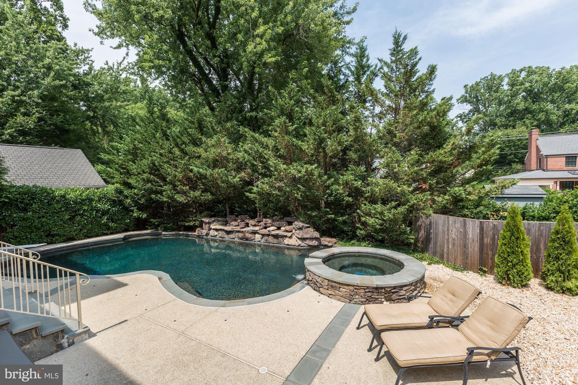 ENGLISH VILLAGE - Residential