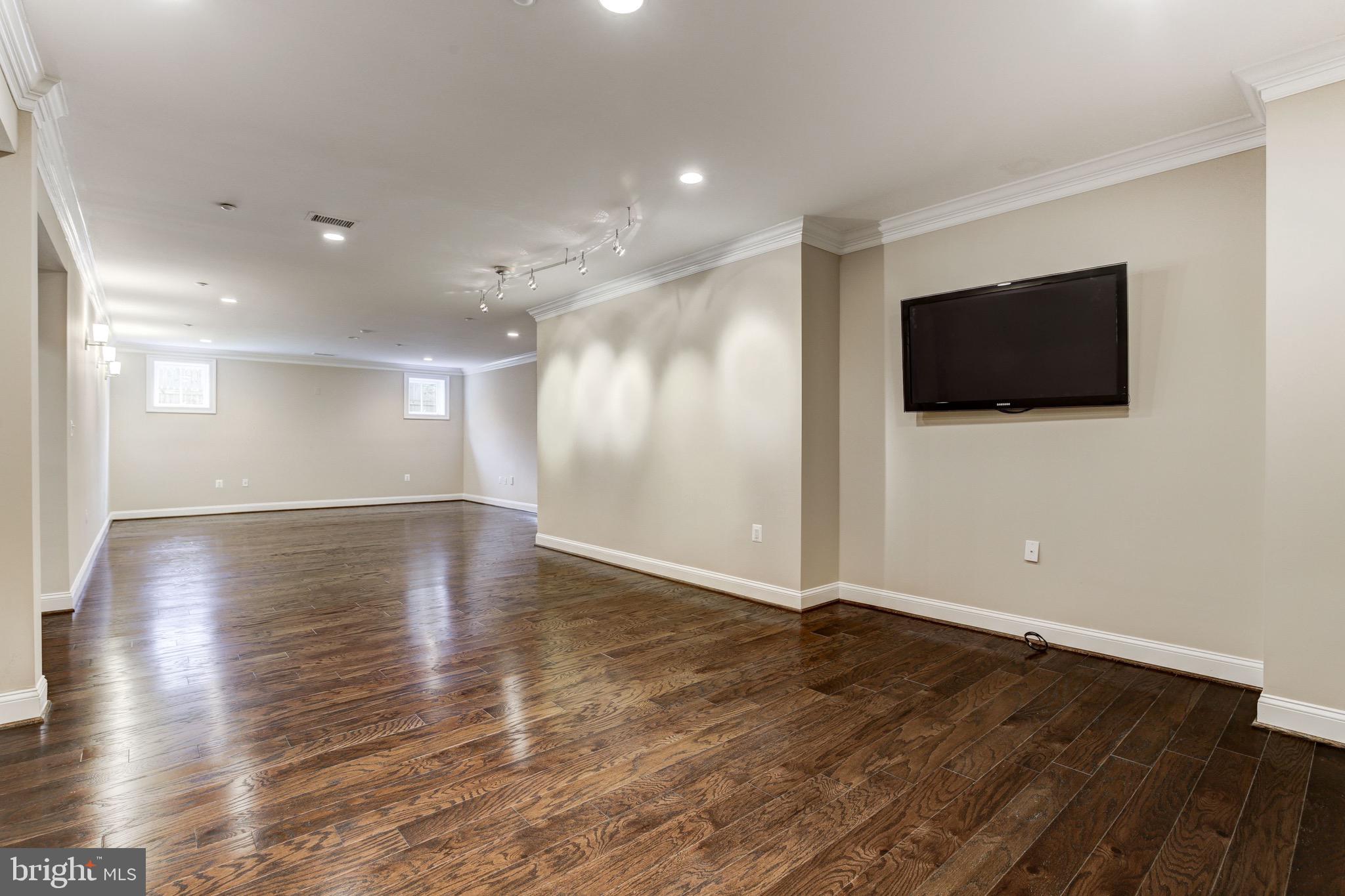 ENGLISH VILLAGE - Residential