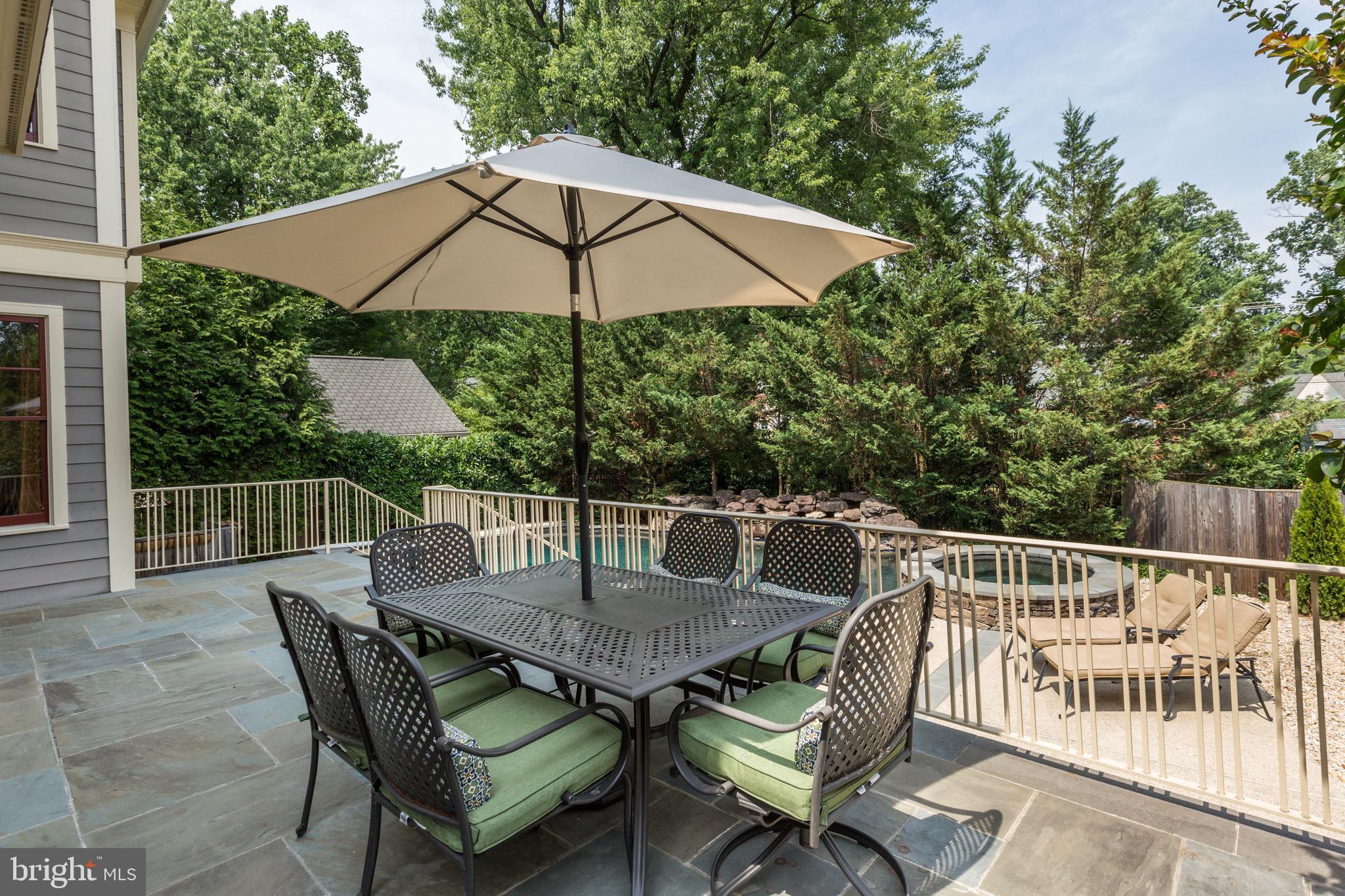 ENGLISH VILLAGE - Residential