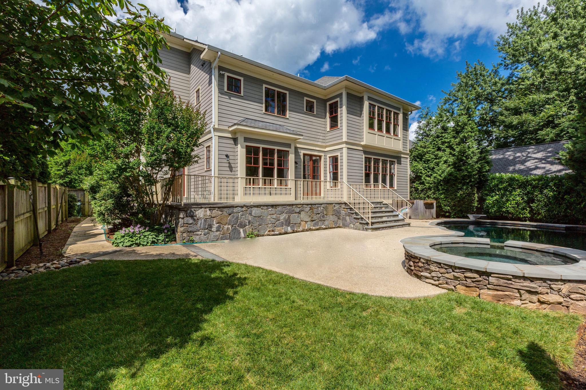 ENGLISH VILLAGE - Residential