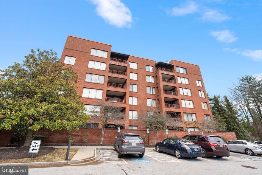 WELCOME HOME. THIS MOVE IN READY 2 BEDROOM + DEN, 2.5 BATH, 2,191 SQ/FT. CORNER UNIT IS ONE OF THE LARGEST FLOOR PLANS IN THE BUILDING AND IS LOCATED IN THE DESIRABLE COMMUNITY OF ANNEN WOODS. BRIGHT AND SPACIOUS, THIS CONDOMINIUM BOASTS A MODERN FLOOR PLAN THAT HAS BEEN TASTEFULLY UPDATED AND IS PERFECT FOR ENTERTAINING.
THE ENTRYWAY FEATURES HARDWOOD FLOORING THAT LEADS TO A LARGE GOURMET KITCHEN WITH CONCEALED POCKET DOOR, ABUNDANT CABINETRY, GRANITE COUNTER TOPS, UNDER MOUNT SINK, TILED BACKSPLASH, STAINLESS STEEL APPLIANCES, MULTIPLE PANTRIES, RECESSED LIGHTING, CEILING FAN AND TILED FLOORING. THE LIVING ROOM IS SHOWCASED BY A CONTEMPORARY, LIGHTED WALL UNIT, NEW FLOORING AND WOOD BURNING FIREPLACE. THE FORMAL DINING ROOM HAS A CUSTOM CHANDELIER, NEW FLOORING AND A MARBLE BUFFET. THE LARGE SLIDER LEADS TO A SPACIOUS, CERAMIC TILED, COVERED PATIO. THE DEN/OFFICE FEATURES, NEW FLOORING, A LIGHTED BUILT IN WALL UNIT, RECESSED LIGHTING AND CEILING FAN. THE PRIMARY BEDROOM HAS NEW FLOORING, A LIGHTED CEILING FAN, MULTIPLE CLOSETS INCLUDING A WALK IN CLOSET WITH A FULLY ADJUSTABLE SHELVING SYSTEM. THE EN SUITE BATH HAS CUSTOM CABINETRY AND A LARGE DUAL BOWL GRANITE VANITY WITH STORAGE CABINETS. THERE IS A STALL SHOWER WITH LARGE BENCH SEAT AND SEPARATE SUNKEN JETTED TUB. THE SECOND BEDROOM FEATURES A BUILT IN WORK STATION, CUSTOM CLOSET SYSTEM, HARDWOOD FLOORING AND LIGHTED CEILING FAN. THIS UNIT HAS IT ALL, EVEN A LARGE UTILITY CLOSET IN THE ENTRYWAY WITH BUILT IN CABINETRY AND ADDITIONAL FREEZER.NEW HVAC SYSTEM INSTALLED IN 2021.
THE COMMUNITY OF ANNEN WOODS IS A CENTRALLY LOCATED GATED COMMUNITY WITH MANY AMENITIES SUCH AS FRONT DESK /CONCIERGE SERVICE, COMMUNITY CENTER, OUTDOOR POOL, TENNIS AND PICKLE BALL COURTS AND MORE. TWO PARKING SPACES CONVEY WITH THE UNIT. WE LOOK FORWARD TO HOSTING YOU SOON.