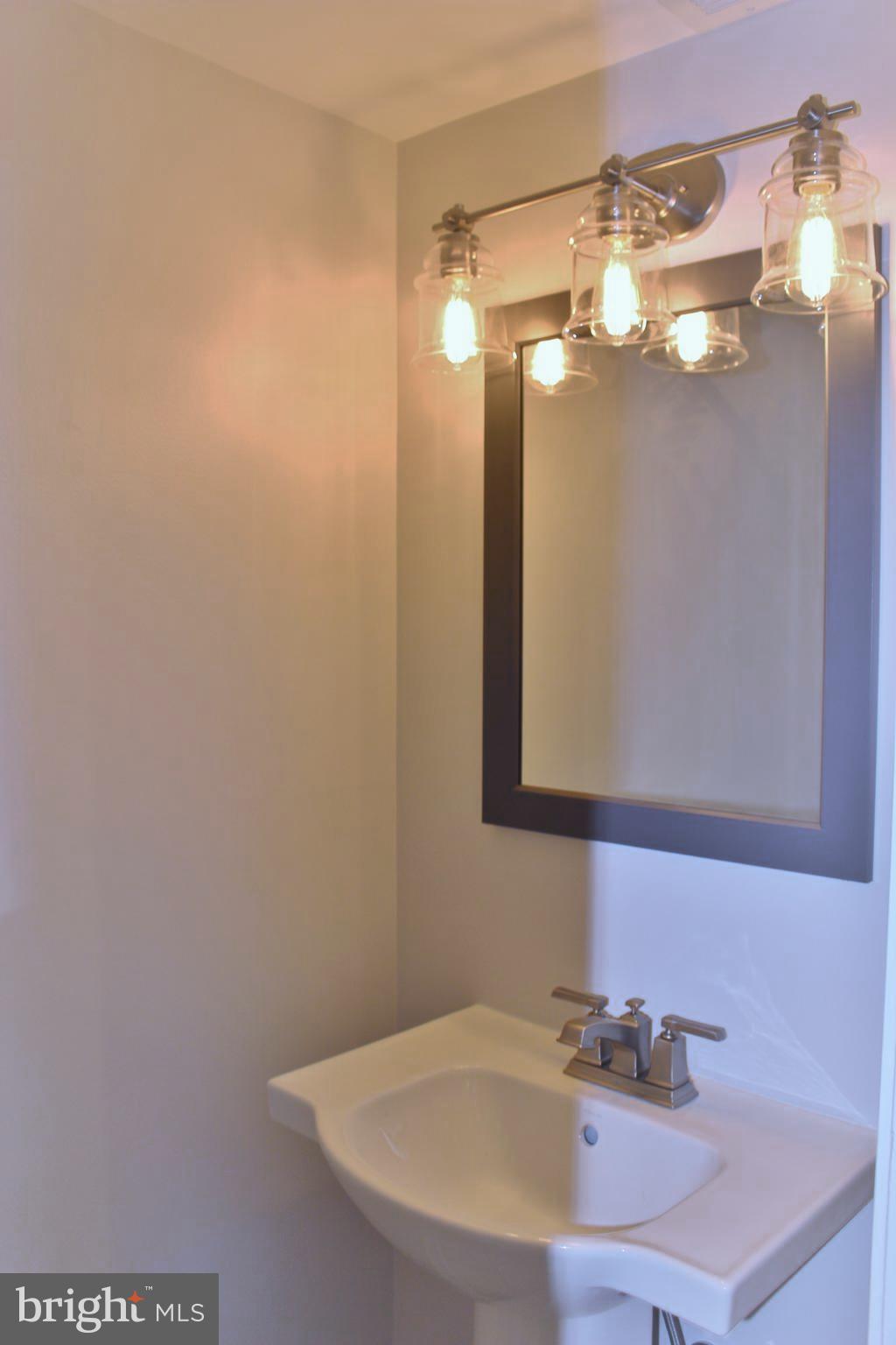 LEEDS SQUARE - Residential Lease