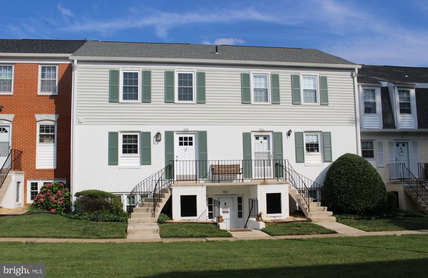 THIS TOWNHOUSE LOOKS LIKE NEW - MOST RENTALS DON'T COME CLOSE! Tired of living in tired rentals - come by and rent this splendidly remodeled modern home. Spectacular kitchen with outstanding stainless steel appliances, subway tile, beautiful cabinets and counters, large sink, great lighting, everything you would want in a kitchen. Separate Dining Room, Large living area, 3 bedrooms upstairs -a Master Bedroom with 2 large walk-in closets and an elegant Master Bath. All bathrooms have been updated, home has custom lighting, stylish floors, full-size washer/dryer in hall behind sliding barn door, rear balcony. Access to swimming pool & tennis courts. Located in Old Town 1 block from Main St. shops, pubs & restaurants. Direct access to Greenway Trail. NO SMOKERS.