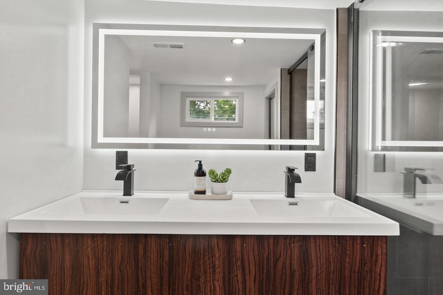 SOUTH LAWN - Residential