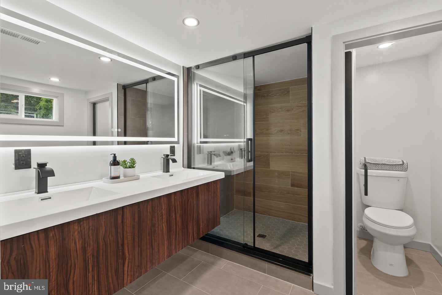 SOUTH LAWN - Residential