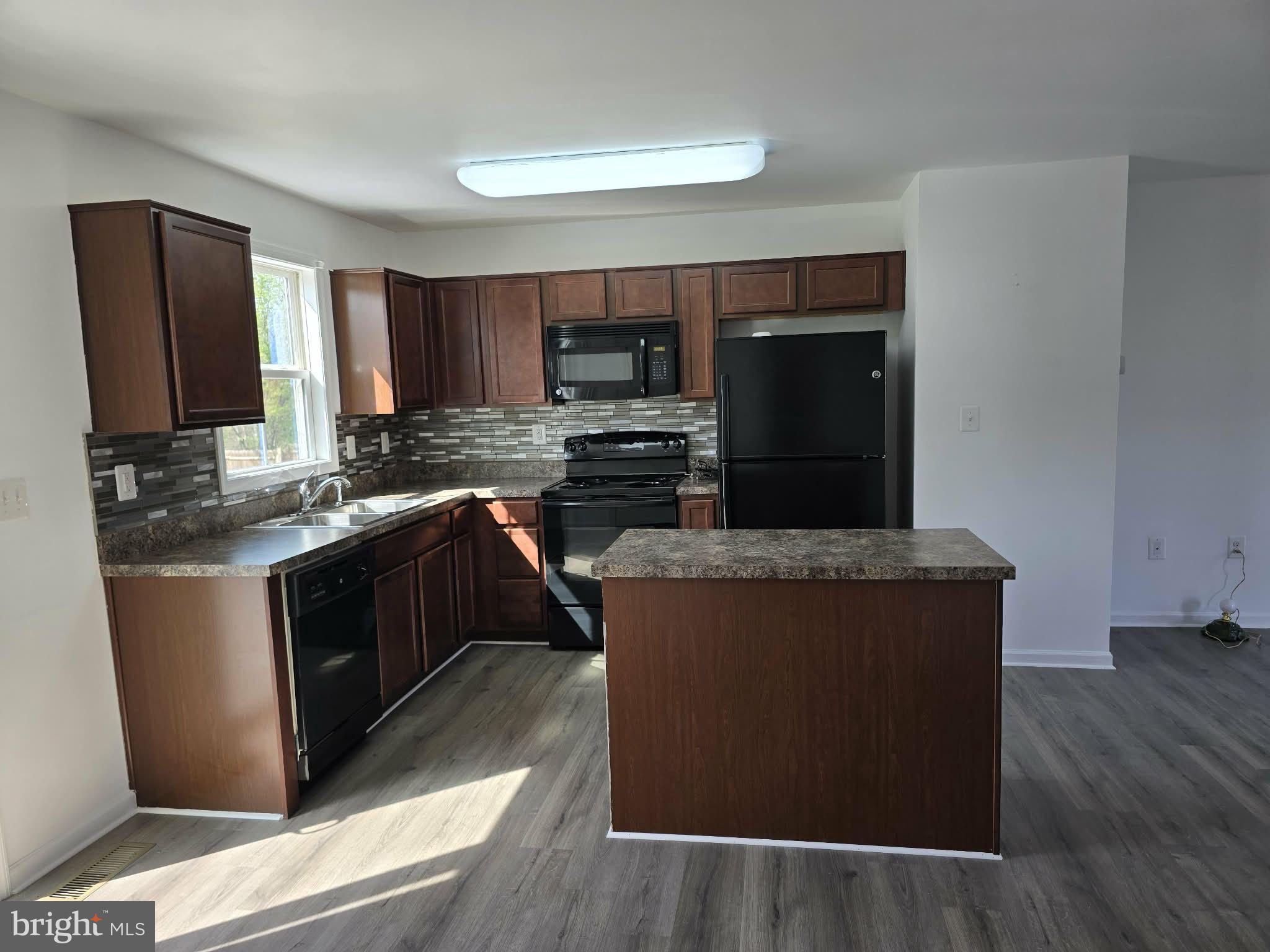 THREE FLAGS - Residential