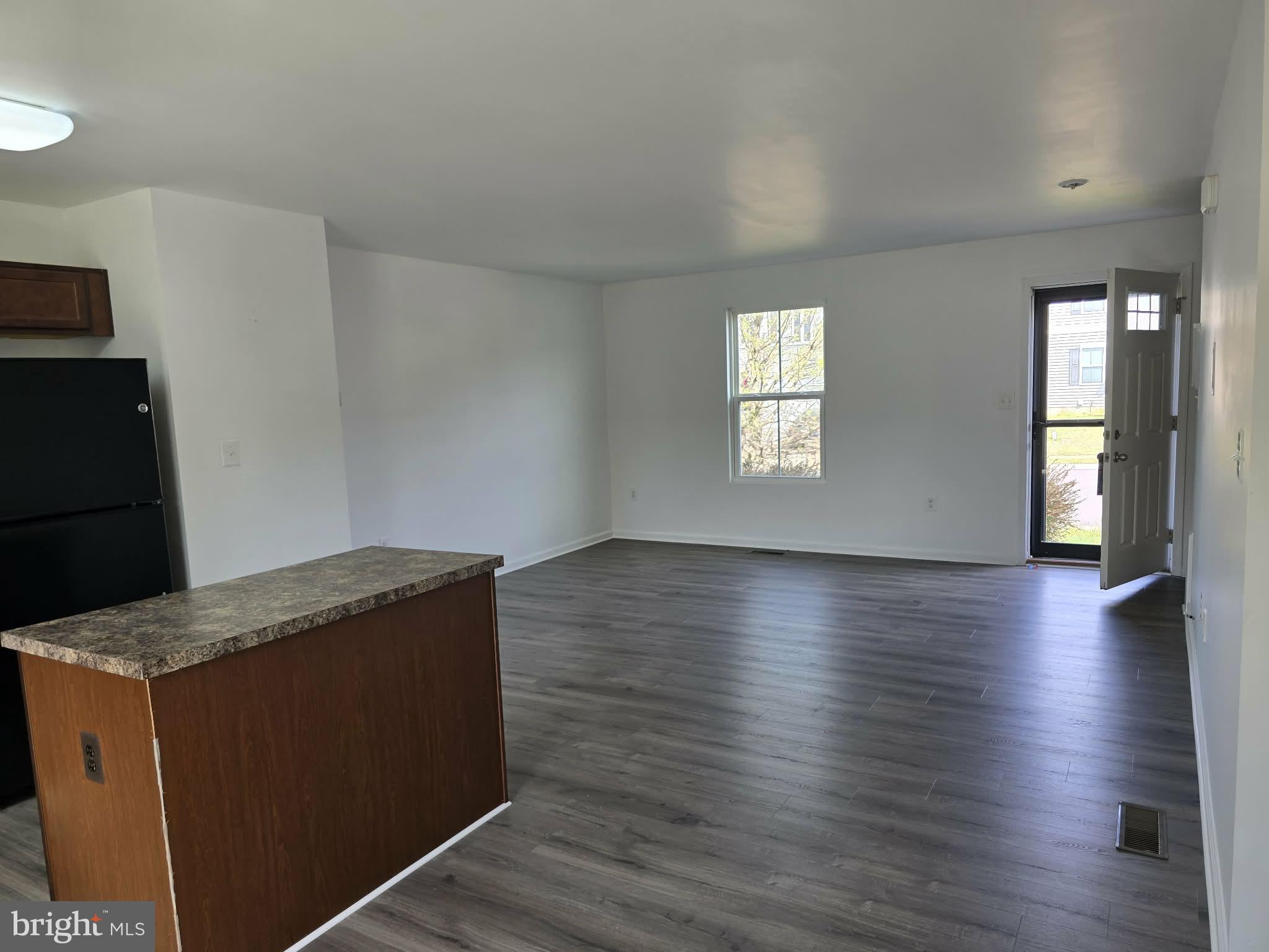 THREE FLAGS - Residential