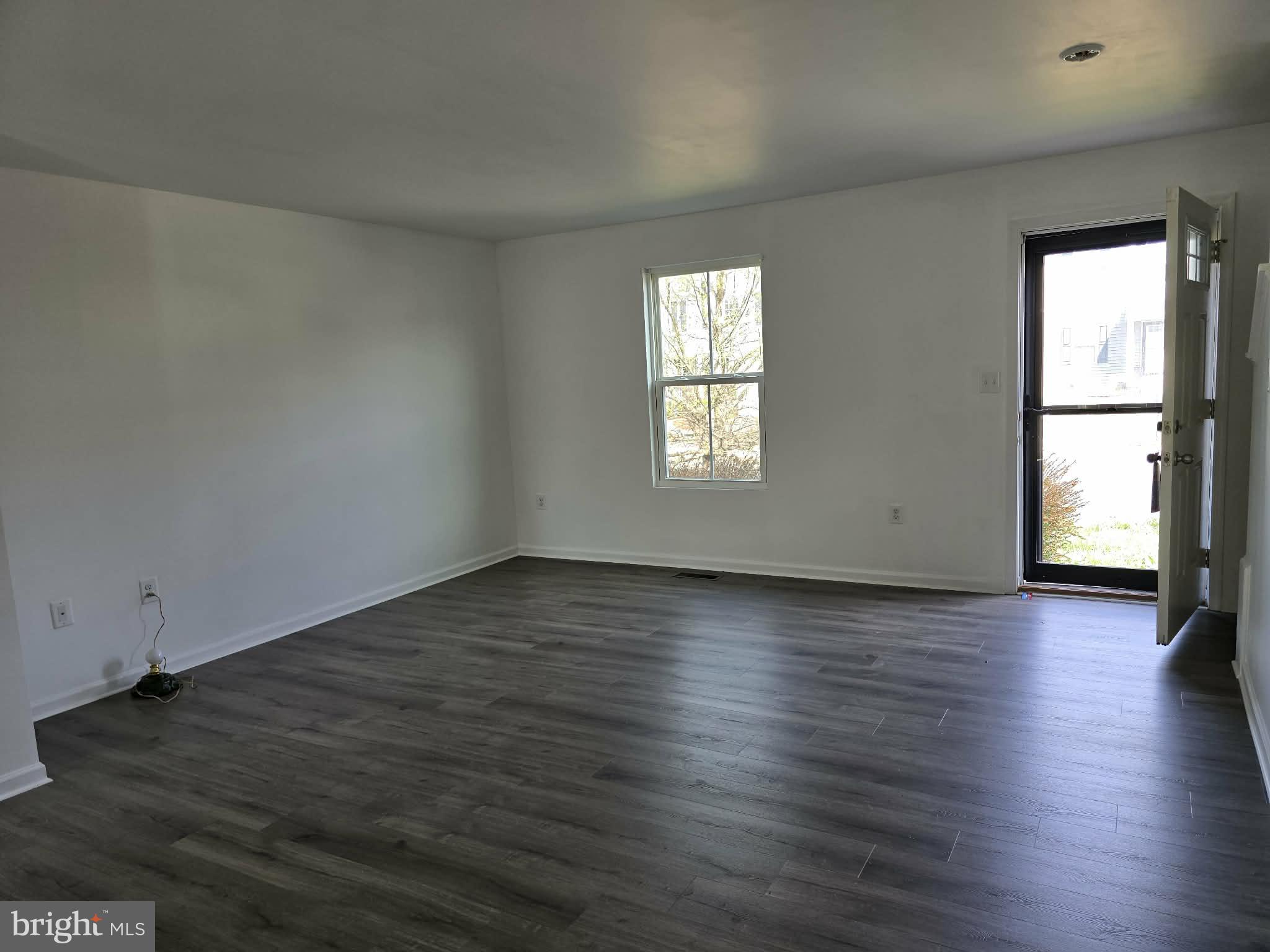 THREE FLAGS - Residential