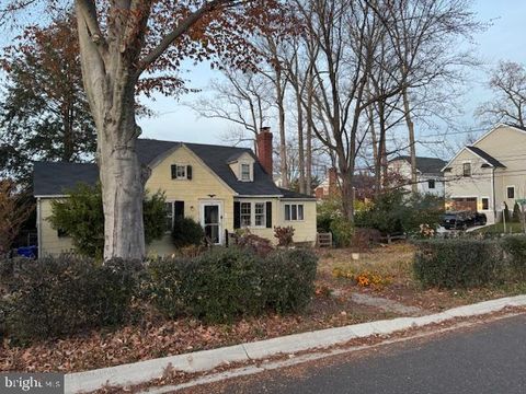 Photo of 4601 Chelsea Lane S, BETHESDA, MD 20814 (MLS # MDMC2209468)