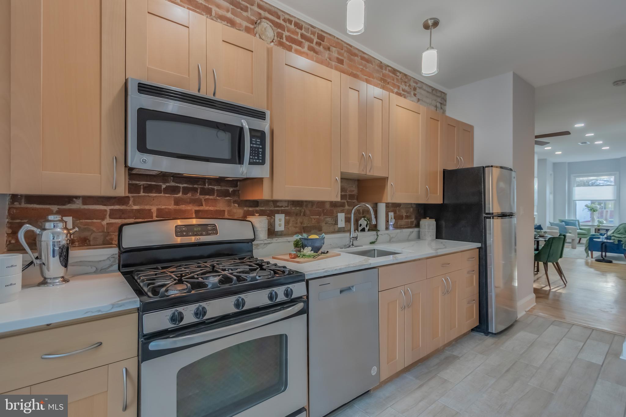 239 8TH STREET NE