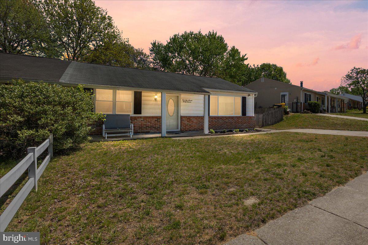 Welcome to this adorable one-level duplex that's ready for its new owners! Step inside to an inviting open-concept layout connecting the living room, dining and kitchen—perfect for everyday living and entertaining along with a side door that leads to the back yard. Enjoy the fresh feel of newer luxury vinyl plank flooring throughout and freshly painted walls that bring a modern, clean touch to every room. 3 bedrooms and 1 updated bathroom complete this one level home. The backyard offers a great space for gatherings, relaxation, or outdoor fun. There is truly nothing left to do but move in and start enjoying your new home.
With nothing available at this price point in the area, don’t miss out—schedule your showing today.