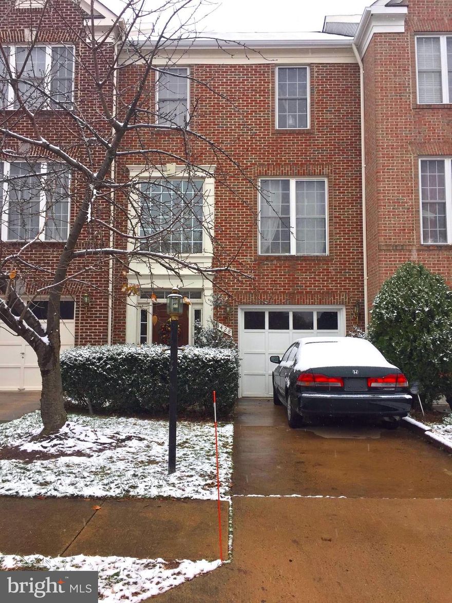 LUXURY 3 BEDROOMS, 2.5 BATHS & GARAGE TOWNHOUSE, Dramatic 2 Story Foyer with Huge Palladium Window bathes the Entry and Living Room with Wonderful Light. Charming Country Kitchen with Center Island Leads out to a Spacious Deck Perfect for Summer Entertaining! Great Master Suite with Cathedral Ceiling. Lower Level Family Room Walks Out to a Fenced Yard. Minutes to Ballston Metro!!! Close to DC.