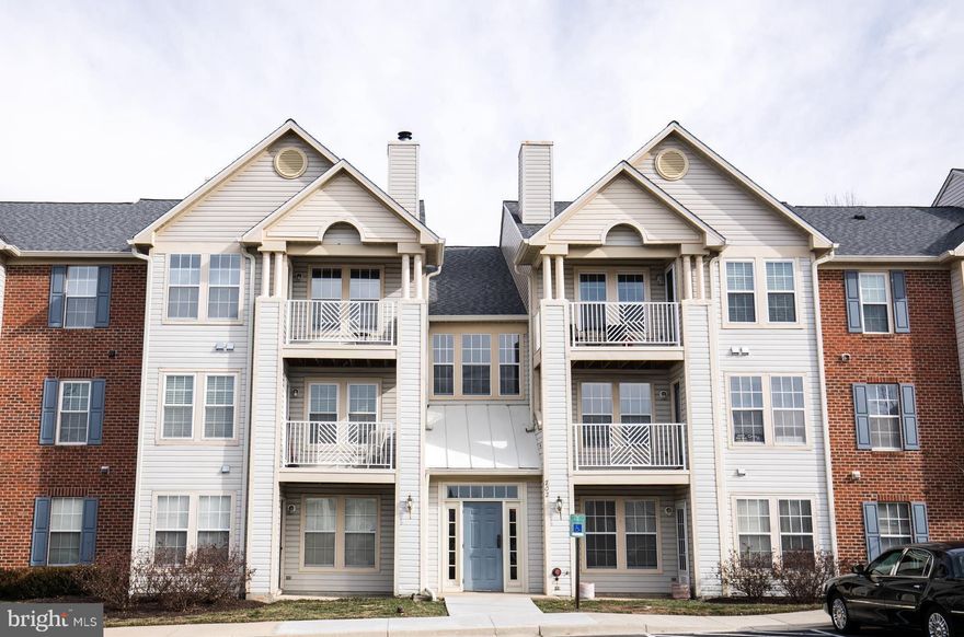 Penthouse condo with vaulted ceilings and dual masters! This 2 bed and 2 bath has tons of natural light.  Balcony overlooks walking trails and tennis courts.  Laundry in unit!  Close to community pond, pools, nature preserve and shopping.  Convenient commuter routes to Ft. Meade, DC, Baltimore or Annapolis.