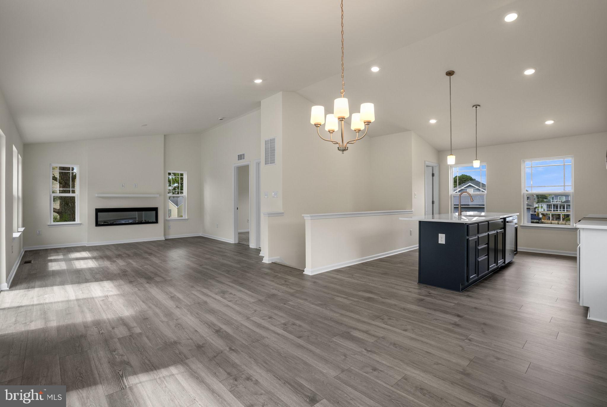 CAPTAIN'S COVE - Residential