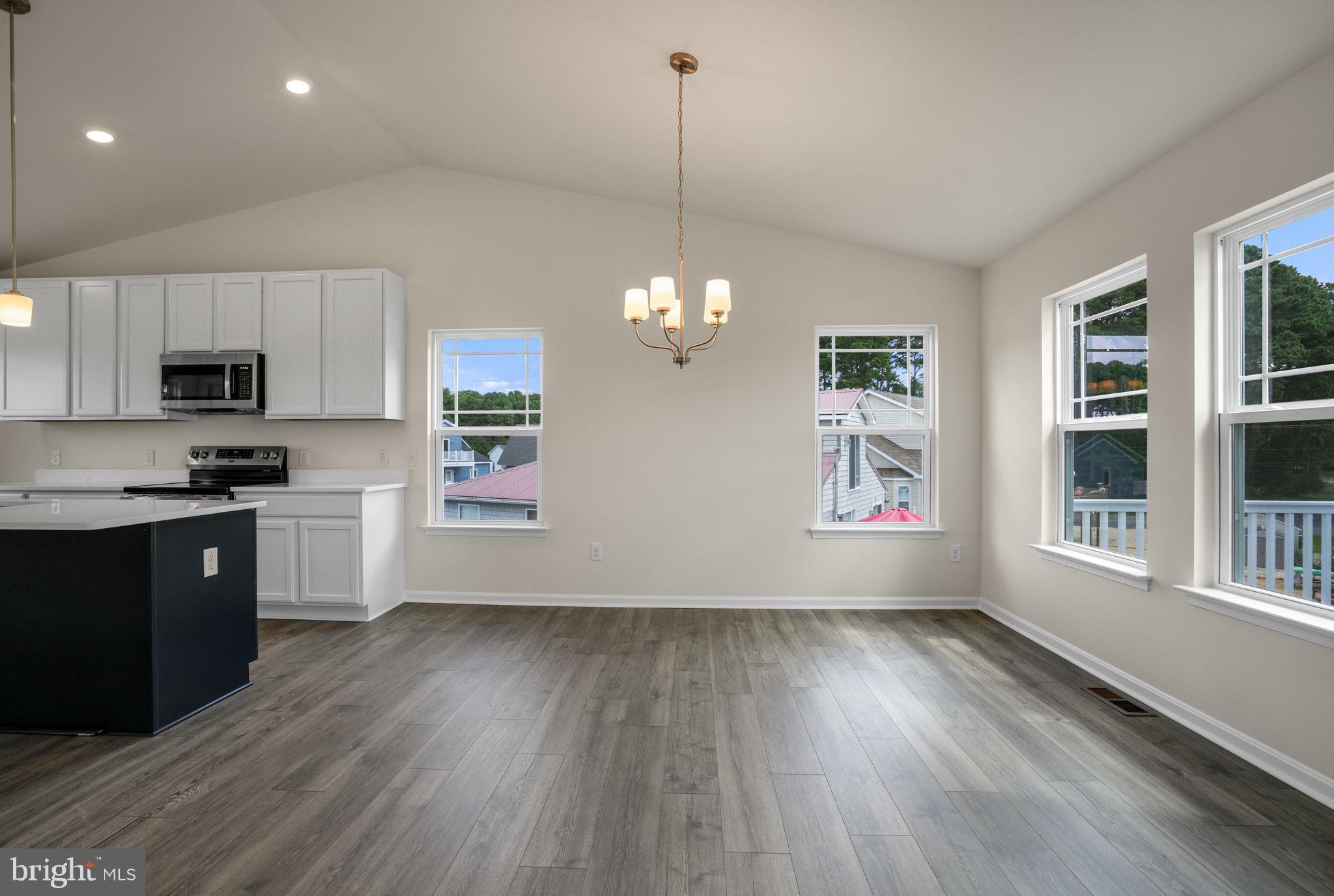 CAPTAIN'S COVE - Residential